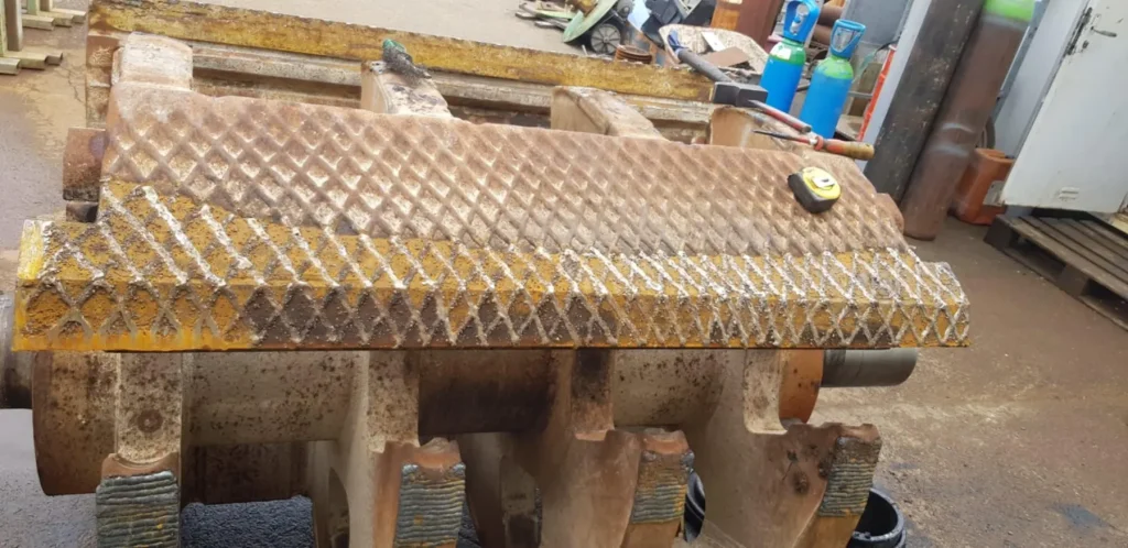 Rotor de broyeur à l'atelier, surfaces d'usure rechargées par des cordons de soudure en quadrillage
